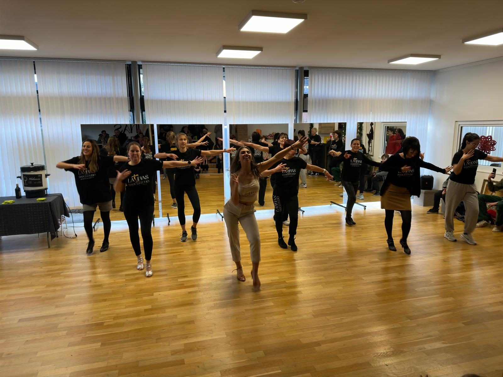 Tanzgruppe mit Valentina Meo im Spiegelsaal von LaTinas Dancestudio in St. Tönis