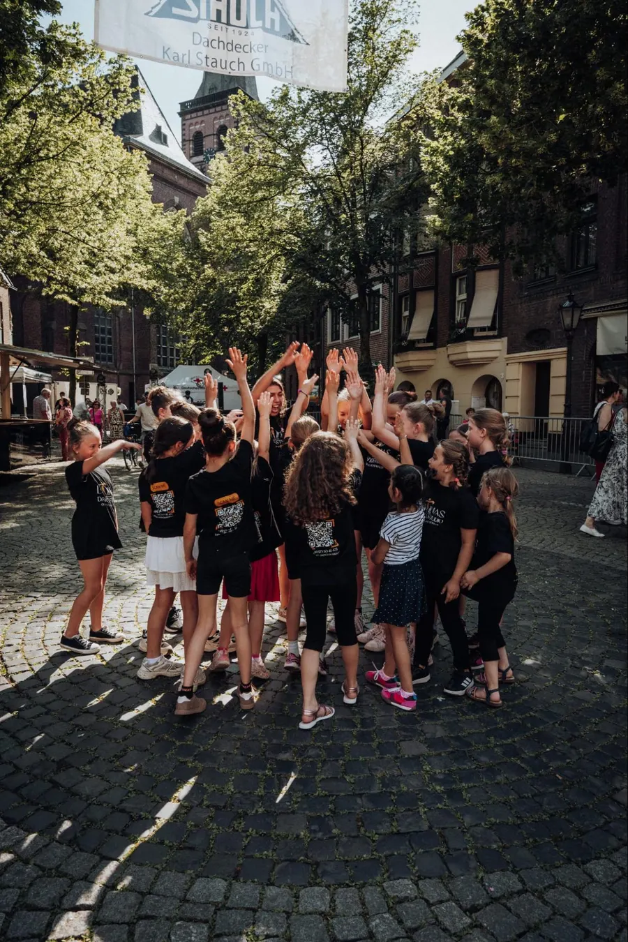 Kindergruppe von LaTinas Dancestudio jubelt nach einem Auftritt auf dem Marktplatz in St. Tönis