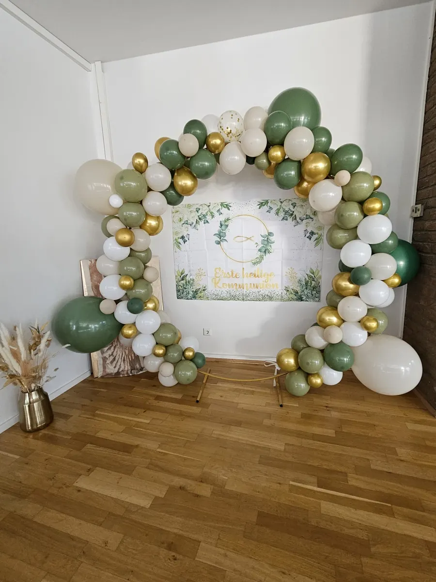 Ballonbogen in Grün, Weiß und Gold als Dekoration für eine Feier im Studio